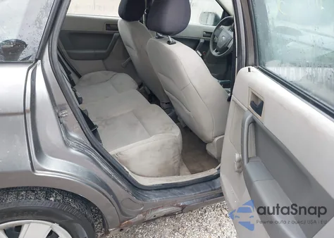 2010 Ford Focus S z USA, uszkodzony, nr VIN 1FAHP3EN4AW293085